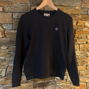 Morris tröja XS - Säljer nu denna feta Morris tröja i storlek XS. Den är i fint skick inga tecken på användning, i princip som ny. Nypris: 1299kr. Hör av dig om du har funderingar!⚡️