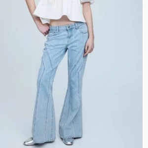 Lågmidjade ljusblå jeans bootcut - Superfina lågmidjade jeans från hm, super fina detaljer och bootcut, nypris 399. Aldrig använda 