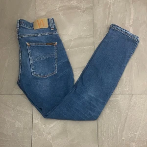 Nudie Jeans grim tim - Tja! Säljer nu dessa sjukt snygga jeans från Nudie. Modellen på jeansen är den populära Grim Tim.|Storlek W29 L32||Skicket är som nytt, inga defekter|nypris:1600 mitt pris:449kr| Hör gärna av er vid funderingar, Mvh👖
