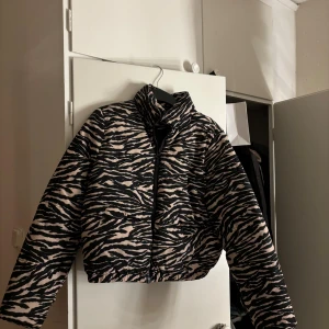 Jacka - Från HM!  Storlek S använd Max 3 ggr så skicket är väldigt bra 