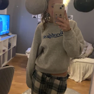 Sweatshirt - Väldigt ny, är en lite oversized sweatshirt från bikbok i storlek s , ordinariepris 400