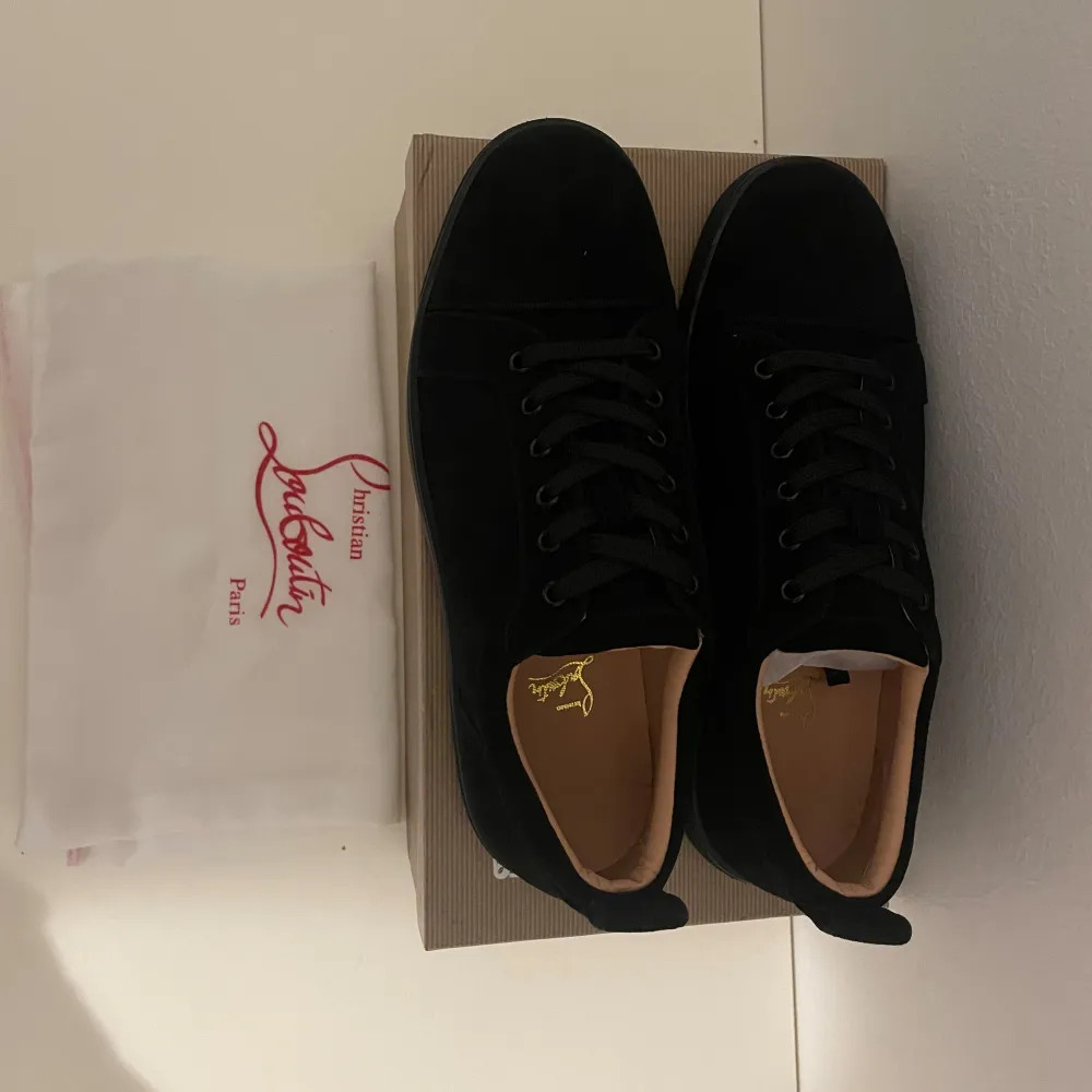 Tjena, här har jag ett par Louboutin skor i utmärkt kondition som jag säljer. Box, dustbag och Kvitto medföljer. Skriv dm vid intresse (pris går att diskuteras). Skor.