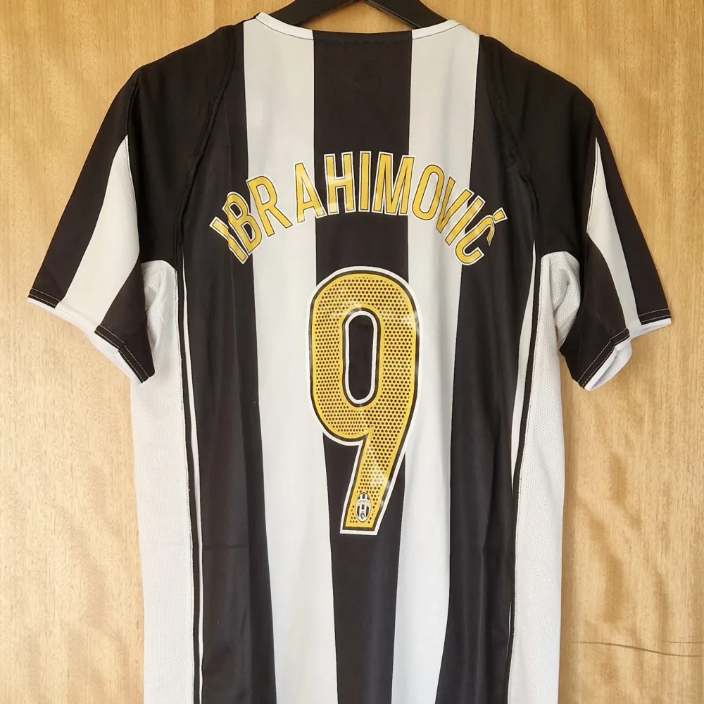 Zlatan Ibrahimović Juventus repIika fotbollströja 04-05. Helt ny med tag. Liten nopp i bak på tröjan ( tredje bilden ) men det syns knappt.   Storlek: Medium. Sportswear.