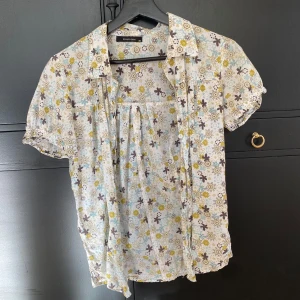 Söt skjorta  - Jättesöt blus-skjorta köpt second hand, är i bra skick men kommer inte till användning för mig.