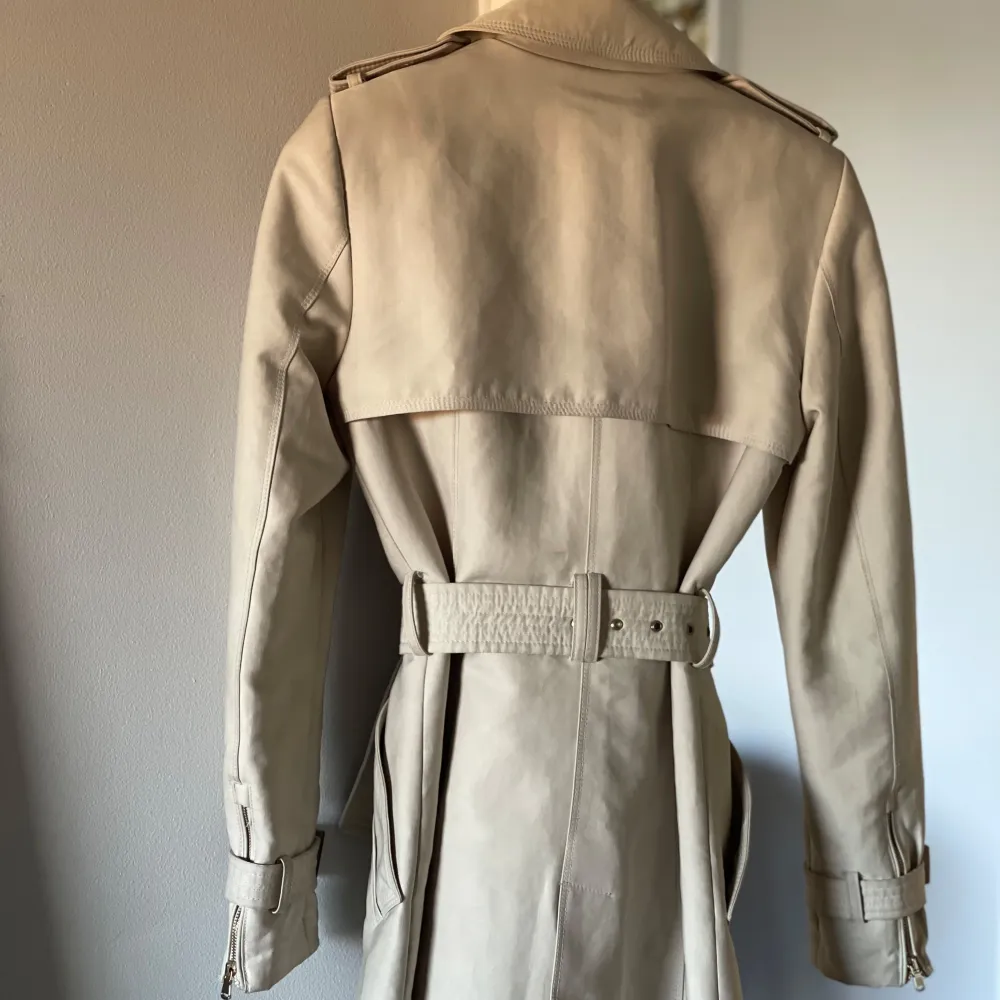 Beige trenchcoat från ZARA. Jackor.