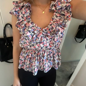 Hm volangblus  - Jättegullig mönstrad volangblus från hm🤩 nästan nyskick