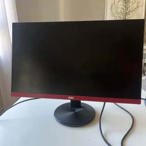 Gamingskärm 144hz - AOC G2490VXA är en 24" FHD-gamingskärm som ger dig allt du behöver för en utmärkt spelupplevelse. Bildskärmen har bland annat blivit utrustad med 144 Hz uppdateringshastighet och 1 ms responstid, vilket ger dig snabba hastigheter där varje bildruta 