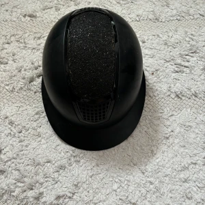 Ridhjälm från crw - Originalpris 1 499. Storlek S. Repor finns pga dålig förvaring.