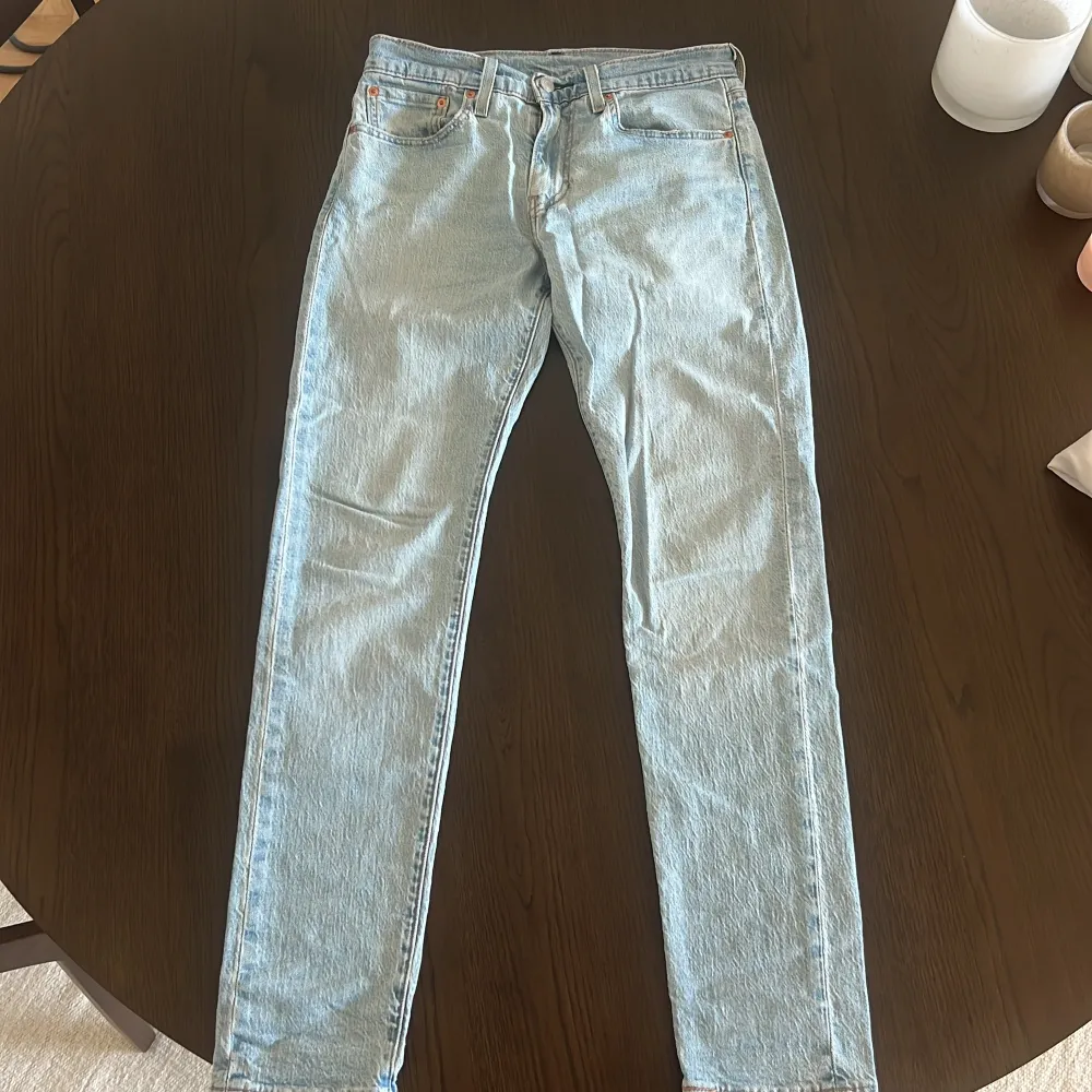 W28/L32 säljer eftersom de är för små Skick 8/10. Jeans & Byxor.