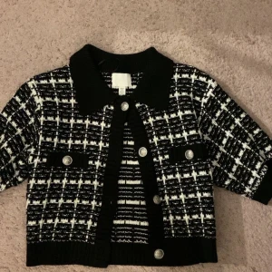 Blair Waldorf inspirerad bolero - Blair Waldorf inspirerad bolero, storlek xs. Kommer inte till användning längre men så söt och ger gossip girl vibes.