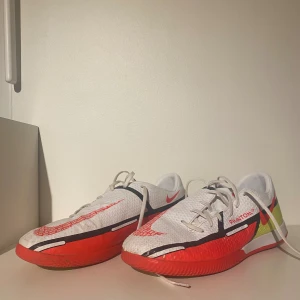 Nike phantom inne fotbollskor - Skorna är i bra skick och inga skador bara lite färg som har gått bort