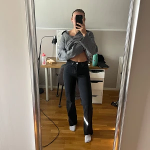 Svarta Jeans från Bikbok storlek 26/32 - Svarta raka Jeans från Bikbok (Regular wide), högmidjade. Jensen är i storlek 26, längd 32. (Passar perfekt om man har långa ben som mig). Skicket på Jensen är bra, inte otäjda eller på annat sätt i dåligt skick.  