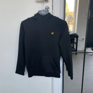 Lyle scott hoodie - Säljer min lillebrorsas gamla tröja som han växt ifrån. Använd i bra skick.