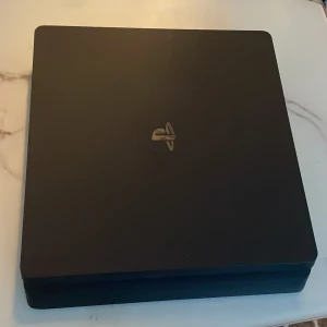 Playstation 4 med ps5 handkontroll och gaming hörlurar - Ps4 är i mycket bra skick och fungerar helt perfekt. Playstation 5 kontrollen är i bra skick och fungerar väl. Hörlurarna är i bra skick och fungerar suveränt.