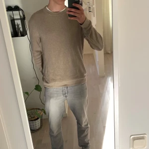 Beige stickad tröja från These Glory Days - Fet tröja från These Glory Days storlek M men sitter som L, skick 9/10, mjukt tyg, dm för frågor och prisförslag🤝 Säljer pga att den sitter lite stort