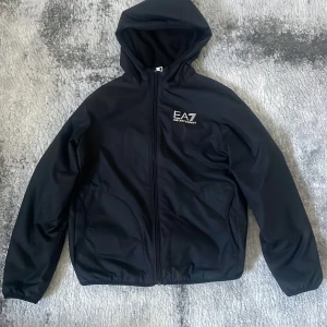 Armani regnjacka/vindjacka - Säljer en bra skick Armani regn/vindjacka inga skavanker. Används typ aldrig. Och såklart så är den äkta man kan även skanna Qr koden och göra authentication check. Perfekt för den kalla hösten. Storlek Xs 