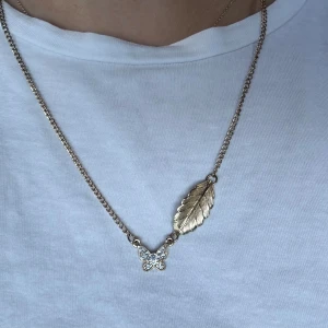 Halsband  - Jätte gulligt halsband, bra skick. Inte äkta guld🥰