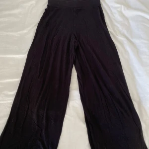 Mjukisbyxor - Svarta mjukisbyxor från Ginatricot. Använd men i bra skick