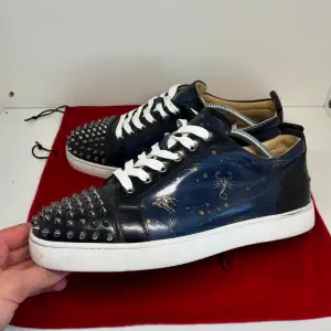 Riktigt feta loubs med stjärntecken monogram💫 Skorna är i st 43,5 men passar 44. 2x dustbags medföljer som og och skorna skickas självklart inom 24 timmar. vid minsta fundering eller osäkerhet bara hör av dig 📩  