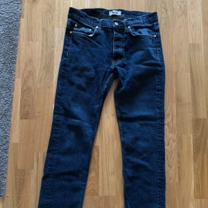 Mörkblå jeans från Acne - Säljer ett par snygga mörkblå jeans från Acne. De har en klassisk design och är i ett robust denim. Perfekta för både vardag och fest!