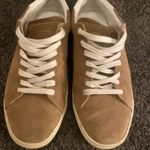 Säljer nu dessa tvärfeta Saint Laurent sl/06 skor i en beige färg. Sparsamt använda och i väldigt fint skick! Storlek 41 men passar även dig som har 42! Kontakta mig om önskar fler bilder eller har några frågor!😁 