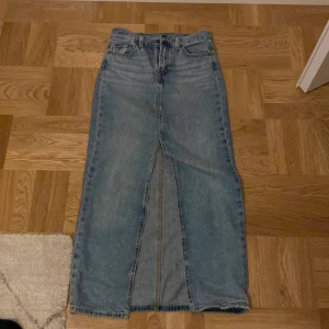 Levis Jeanskjol - Schysst kjol från Levis i mycket gott skick, hör av dig vid frågor. 