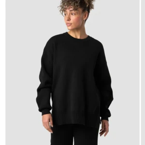 Svart mjukisset från ICANIWILL  - Säljer mitt nästintill oanvända mjukisset från ICANIWILL, super mjukt och skönt.   Storlek S i byxa och M i tröja 🖤  Nypris 1900kr för både byxa och tröja, säljer hela setet för 700kr.