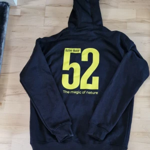 Hoodie Active Water - Oanvänd huvtröja  Storlek L Modellen är 181 cm lång
