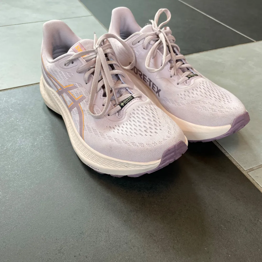 Efter fåtal turer insåg jag att de inte funkar för mig.  Asics GT-2000 12 med Gore tex stl 40 i super snygg rosa lila färg  Nypris : 1900. Skor.