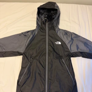 North Face Jacka - North Face Windbreaker i storlek S, säljs pga att den inte används!  Bra skick!