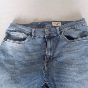 Tiger Of Sweden Jeans 32/32  ny skick - Jeans Tiger of Sweden model Leo W70247003 PRG TOUR Stl 32)32   Mycket fint skick endast använda  ett par.gångerå å nyskick   
