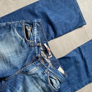 ONLY vintage super lågmidjade bootcut jeans y2k 00s - Midja:38 cm. Innerben:78cm. Uppskattar dessa som strl S(w29). Så snygga only jeans som är lågmidjade och bootcut men som tyvär är för små på mig! Gratis plagg ges ut från min profil vid köp av något från mig! Tryck gärna på köp nu eller bundel 🫶