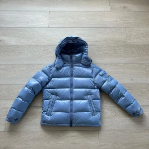 Moncler Maya - Hej! Säljer nu min Moncler Maya jacka, den är i väldigt god skick. Och är perfekt för vintern då den är väldigt varm, fräsch och unik. Den är storlek 2 alltså S/M Skick 9/10 och den togs hand om väldigt bra.  Skriv för mer information 