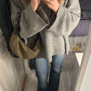 Väska  - Skit snygg och perfekt väska för båda vardagligt fest. Säljer då den inte kommer till någon användning