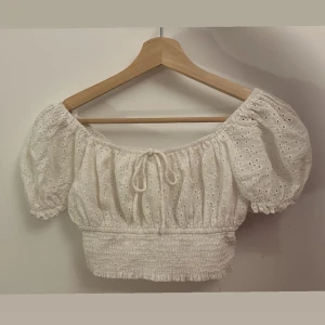 Topp - Säljer denna söta toppen då det inte kommer till användning… man kan styla den med ett par shorts eller någon typ av kjol🤍