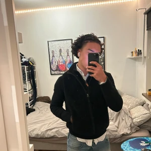 Ull väst, Uniqlo  - Svart ull väst från uniqlo i storleken XS, väldigt bra skick!, denna väst är perfekt nu till hösten och tidig vinter, riktigt stilren och är en väldigt enkel väst, mitt pris kommer att ligga på 599kr men  pris kan  även diskuteras🙌🏻