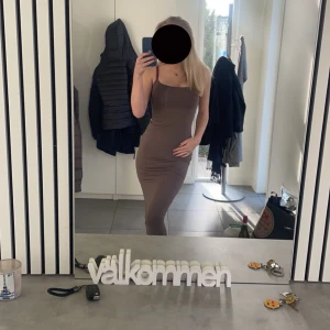 Säljer min bruna zara klänning  - Hejj jag säljer min zara klänning pågrund av att jag inte använder den längre, fint skick, amvänt fåtal gånger , nypris 299kr säljer för 180kr, skriv om ni vill ha fler bilder eller om ni har funderingar 😁❤️