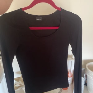 Svart tröja med utsvänga armar - En jätte fin svart topp som sitter lite tajt❤️ storlek xs❤️ Köpte för 200 men säljs för 125💕 Sparsamt använd👏