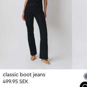 Svarta Bootcut Jeans - Svarta jeans från Gina i storlek 36💞Säljer då de inte kommer till användning💞Köpta för 499kr💞 De är klippta nere vid benen då de var för långa för mig innan, nu passar de någon som är runt 170cm💞