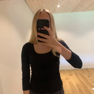Svart långärmad  - Långärmad svart tröja, använd fåtal gånger 