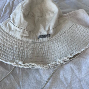 jacquemus hatt - jacquemus solhatt i färgen beige endast testad. ganska liten i storlek. dustbag finns 