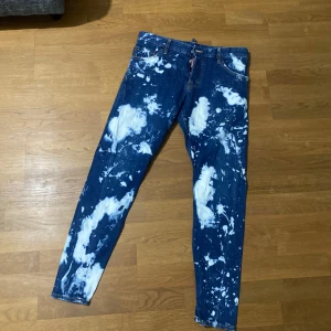 Dsquared2 jeans - Säljer nu ett par dsquared jeans i jätte bra skick 8/10. Kan självklart lösa fler bilder så tveka på att höra av dig vid frågor eller funderingar.