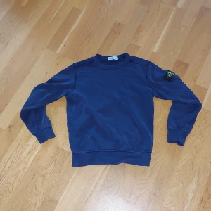 Stone island tröja - Säljer denna Stone island tröja pga att den har tyvärr blivit förliten. Storleken är 142. Tröjan är i använt skick som är lite urtvättad i färgen  mörk blå. Hel och ren. Nypris 1700 kr. Köparen står för frakten. Om det är några frågor så skriv gärna😁