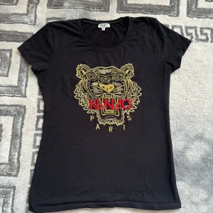 Kenzo T-shirt  - Köpte denna T-shirt för några år sedan i Turkiet. Super fin kvalite och knappt använd. Funkar både för s och xs 🖤