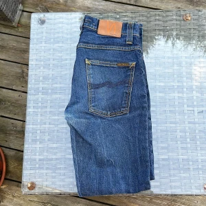 Nudie jeans grim tim - Säljer dom här snygga nudie(modell Grim tim) jeansen då dom är för små för mig. Inga slitningar eller defekter. Storleken är 31/32. Det är bara att höra av sig om det finns några funderingar🤩