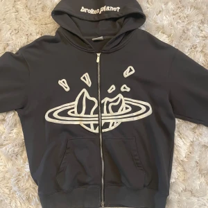Broken Planet Hoodie - Knappt använd, inga skador eller fläckar.