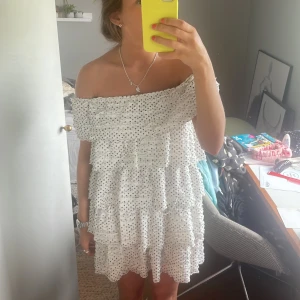 Zara klänning  - Säljer denna jätte fina och efterfrågade klänning från zara då den inte kommer till användning🌟🥰