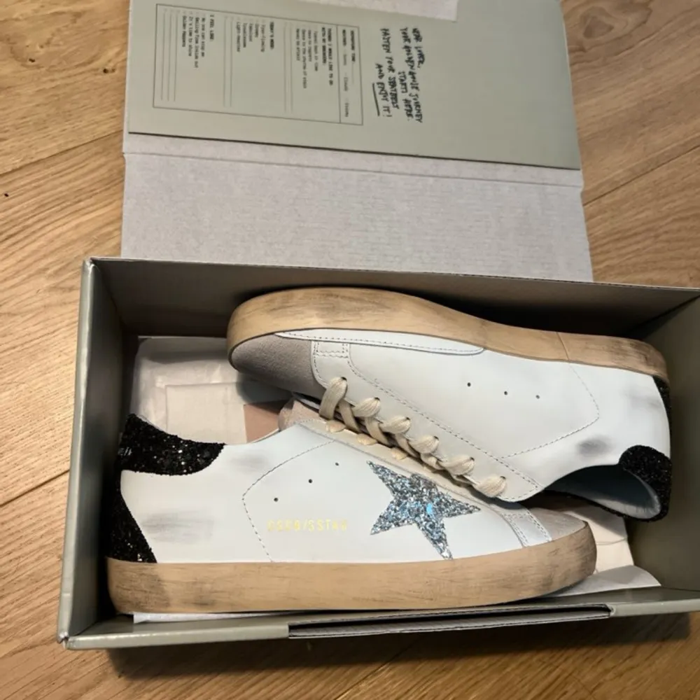 golden goose skor strlk 39 jätte fina passar även 38. aldrig använda men säljes billig pga att vill bli av me dem. :) kan sänka pris vid snabb affär!! . Skor.