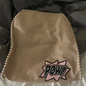 Rosa stella mcartney liknande väska - Säljer denna jättefina ljusrosa stella mcartney liknande väskan (obs inte en riktig) i bra skick, lite defekter på framsidan men knappt något som märks 💕💕