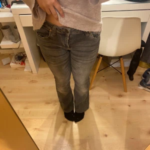 Gråa jeans - Är köpta i London för 700kr och dessa måste vara dom skönaste jeansen jag över men är inte så intresserade av dessa långre dem är 26w 32L